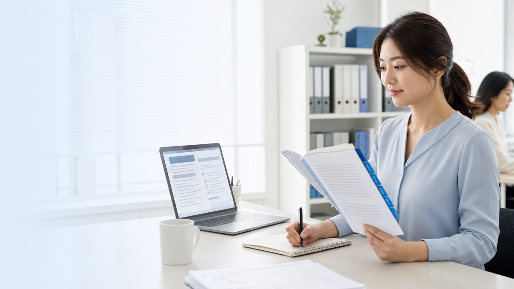 인사 실무 가이드와 체크리스트를 확인하는 인사담당자